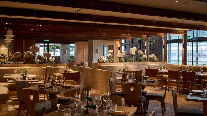 Ein Restaurant mit vielen Tischen und Stühlen