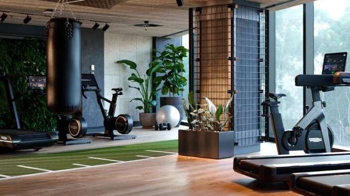 Ein Fitnessstudio mit vielen Geräten und einem Boxsack