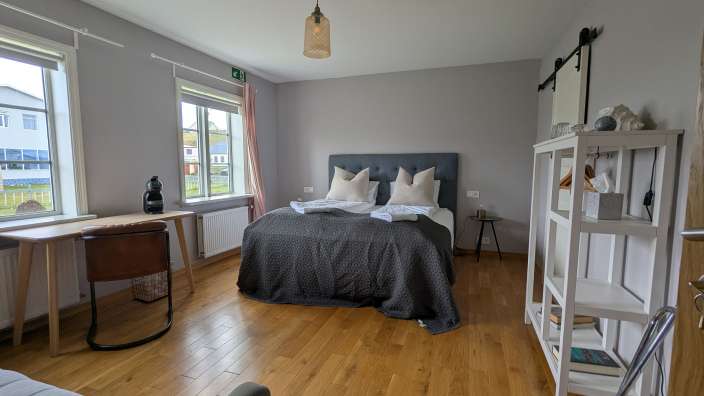 Ein Schlafzimmer mit einem Bett und einem Schreibtisch