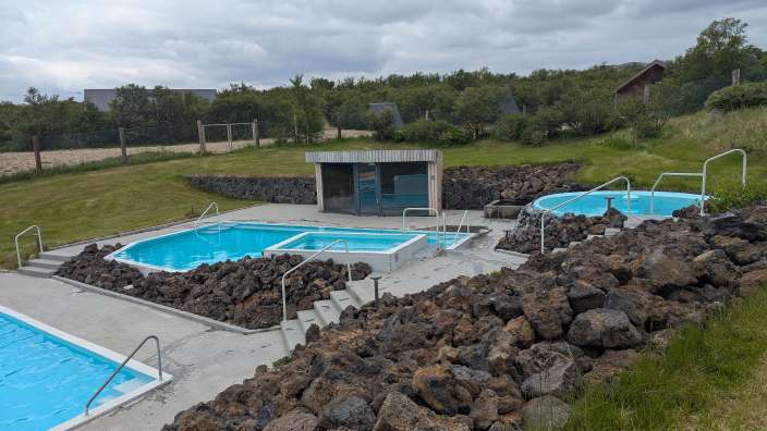 Ein Swimmingpool mit blauem Wasser umgeben von Felsen