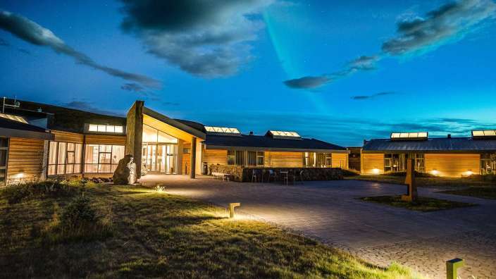 Ein Gebäude mit einem blauen Himmel dahinter