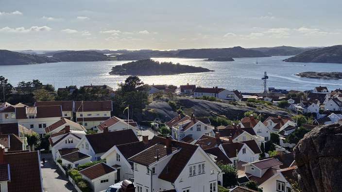 Eine Stadt mit vielen Häusern und einem großen See im Hintergrund