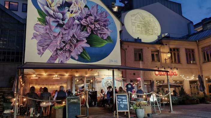 Eine Gruppe von Menschen sitzt außerhalb eines Restaurants