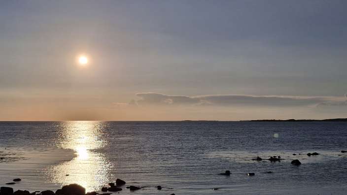 Die Sonne geht über dem Ozean unter