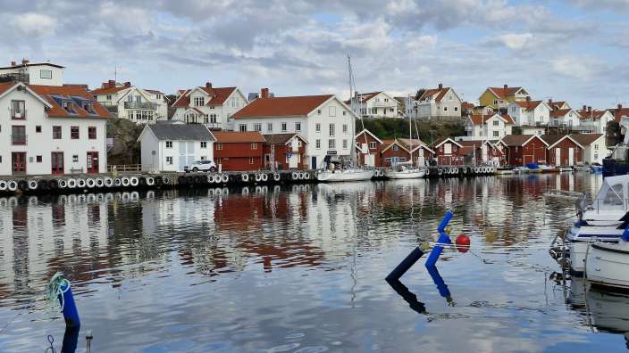 Ein kleiner Hafen mit vielen Booten und Häusern