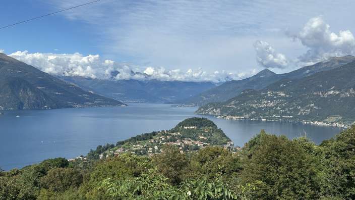 Ein großer See umgeben von Bergen und Bäumen