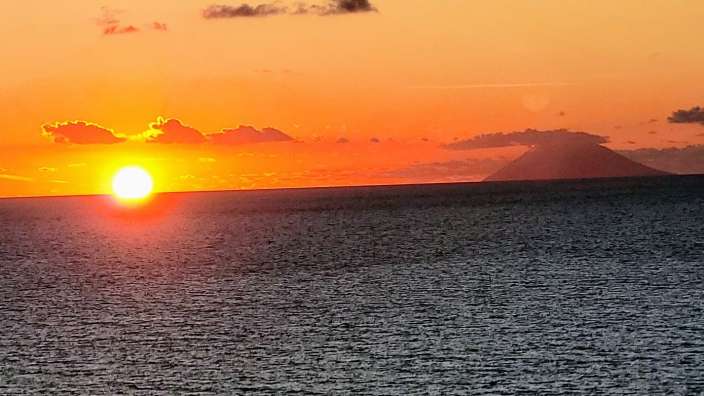 Sonnenuntergang mit Stromboli von Tropea Die Sonne geht über dem Ozean unter