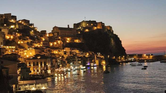 Blick in Scilla vom Balkon der Unterkunft Eine Stadt liegt auf einem Hügel über einem Fluss