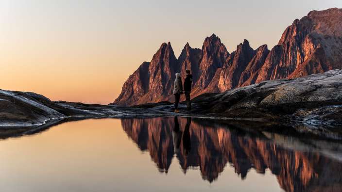 Panoramablick auf die Gebirgskette in Senja