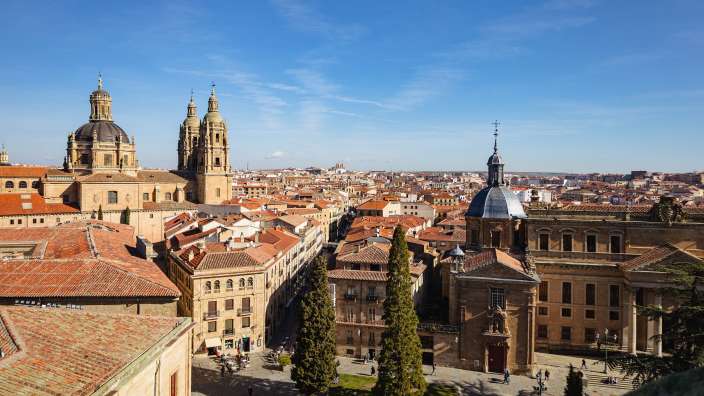 Blick auf die Kathedrale von Salamanca und die umliegende Stadt an einem sonnigen Tag.