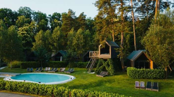 Thematisch gestaltet: Glamping-Resort am Ufer der Drau