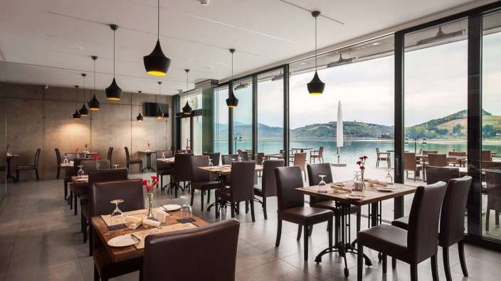 Restaurant mit Seeblick