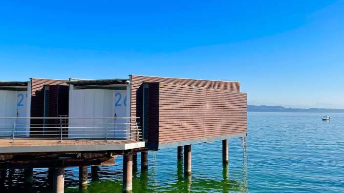 Auf Pfählen gebaut: Hotel im Neuenburgersee