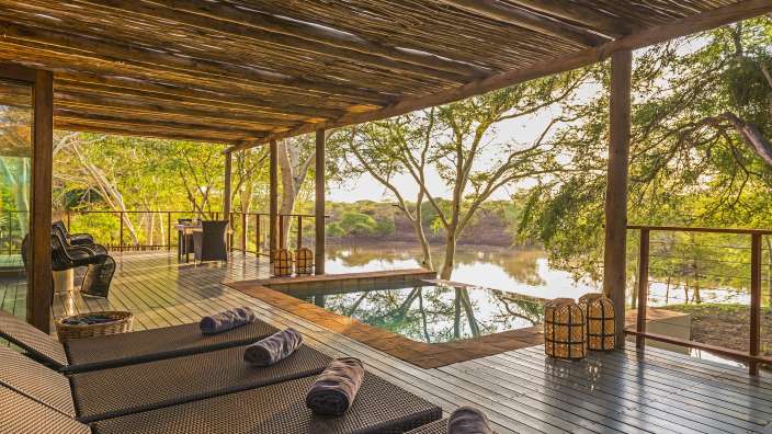 Terrasse mit Blick auf das Wasserloch