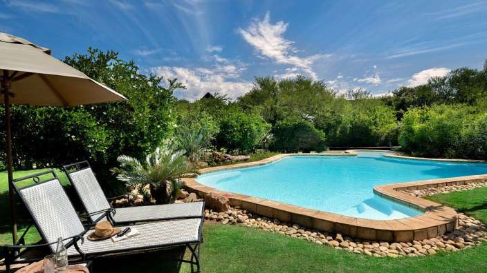 Gepflegter Garten mit Pool