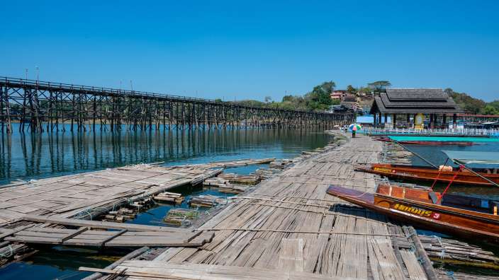 Die Mon-Brücke, älteste Holzbrücke Thailands