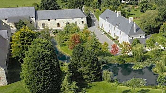 Historische Steingebäude: Reiterhof in Brévands