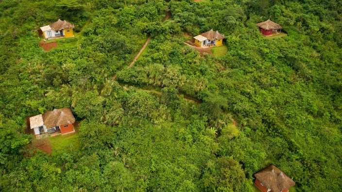 Inmitten von tropischem Grün: Isunga Lodge