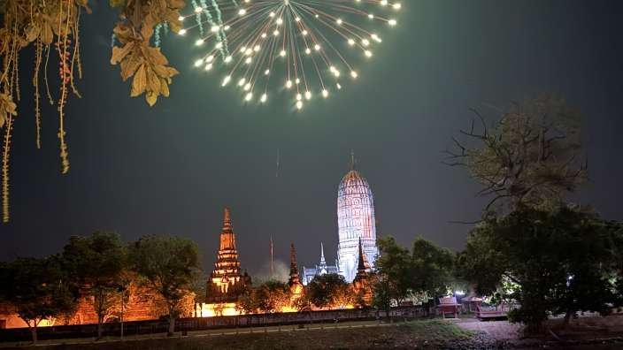 Wahnsinns Blick auf Tempel aus Restaurant Sala in Bangkok. 