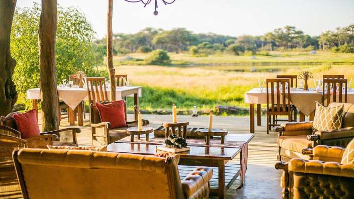 Mit Blick auf ein Wasserloch: Safari Camp