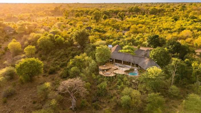 Magische Urlandschaft: Lodge über dem Chobe River