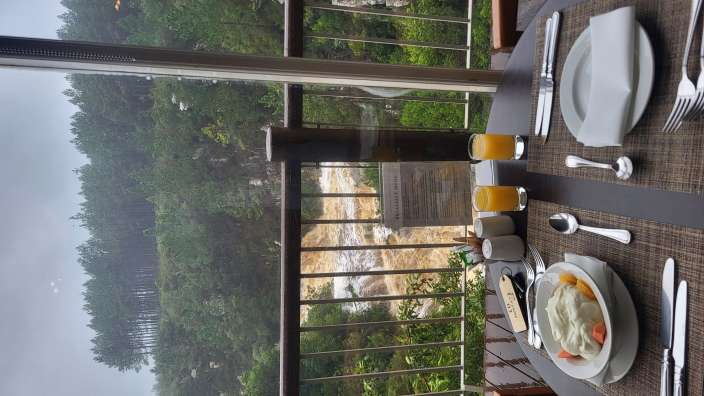 Frühstück in der Fernery Lodge mit Blick auf den Wasserfall 