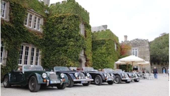 Unsere Fahrzeuge vor dem Prideaux Place, Padstow