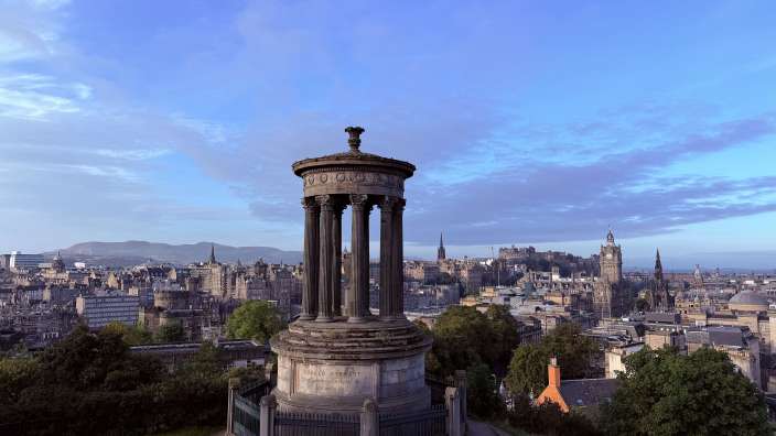 Das Dugald Stewart Monument auf dem Calton Hill bietet einen Panoramablick auf die Stadt Edinburgh.