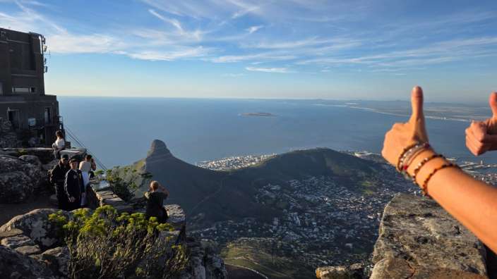 Blick vom Tafelberg in Kapstadt auf den Atlantischen Ozean, Signal Hill und Robben Island bei Tageslicht.