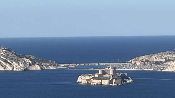 Blick auf das Château d'If vor der Küste von Marseille im blauen Mittelmeer.