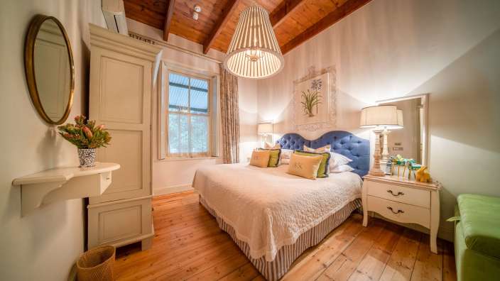 Ein Schlafzimmer mit einem Bett und einem Nachttisch