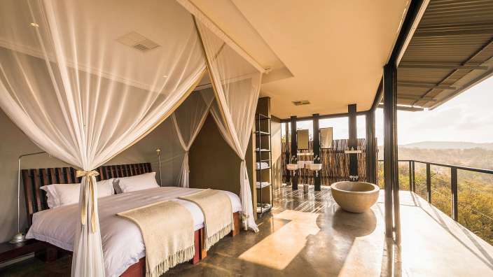 Ein Schlafzimmer mit einem Himmelbett und einer Badewanne