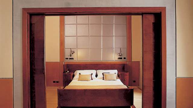 Ein Schlafzimmer mit einem Bett und zwei Nachttischen