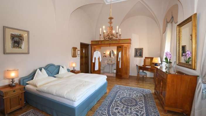 Ein Schlafzimmer mit einem Bett und einem Kronleuchter