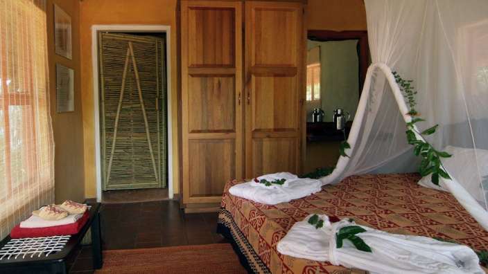 Ein Schlafzimmer mit einem Bett und einem Kleiderschrank