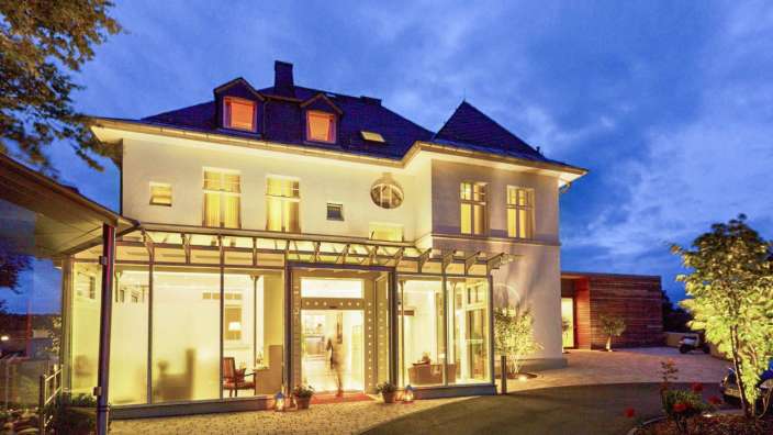 Ein großes weißes Haus mit vielen Fenstern