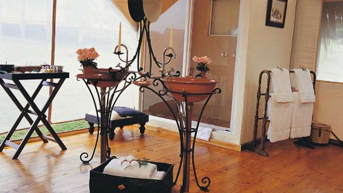 Ein Badezimmer mit zwei Waschbecken und einem Spiegel