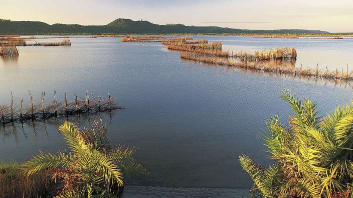 Ein großer See mit einem Berg im Hintergrund