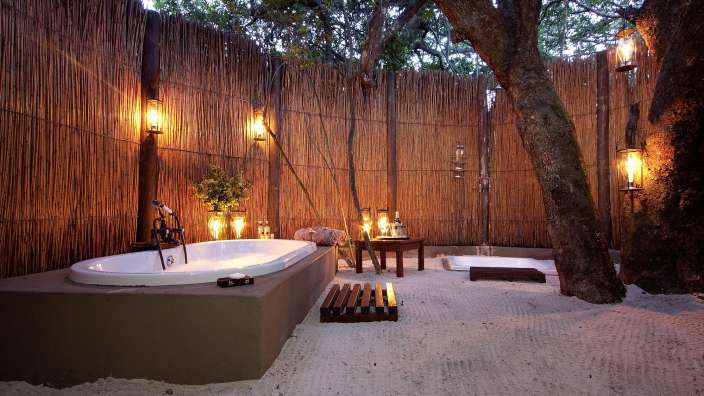 Ein Badezimmer mit einer Badewanne im Sand