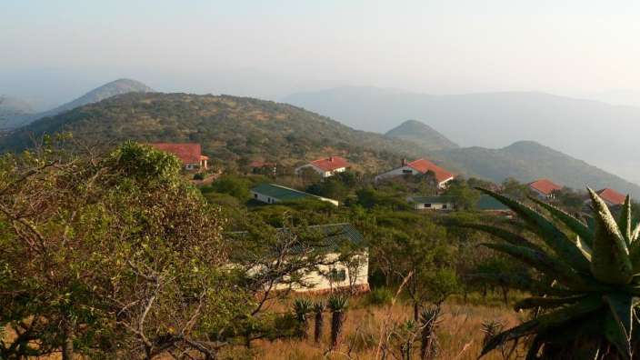 Eine Gruppe von Häusern sitzt auf einem Hügel