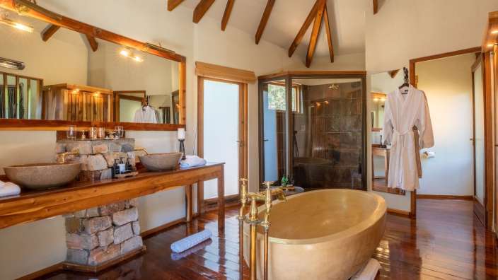 Ein Badezimmer mit zwei Waschbecken und einer Badewanne