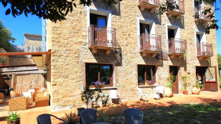 Ein großes Steingebäude mit vielen Fenstern und Balkonen