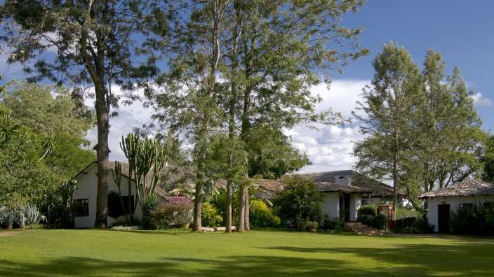 Ein Haus mit einem großen grünen Rasen vorne
