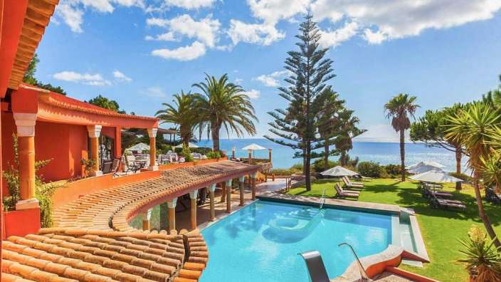 Ein großer Pool in der Nähe eines großen Hauses