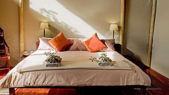 Ein Schlafzimmer mit einem Bett und zwei Lampen