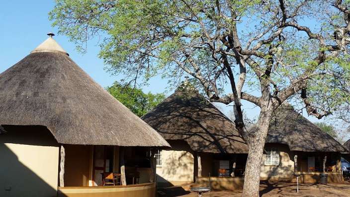 Ein paar Hütten mit Strohdach stehen nebeneinander