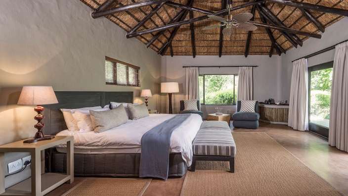 Ein Schlafzimmer mit Strohdach und einem Bett