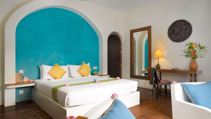 Ein Schlafzimmer mit einem Bett und einem Schreibtisch