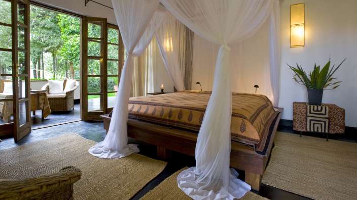 Ein Schlafzimmer mit einem Himmelbett und einem Tisch