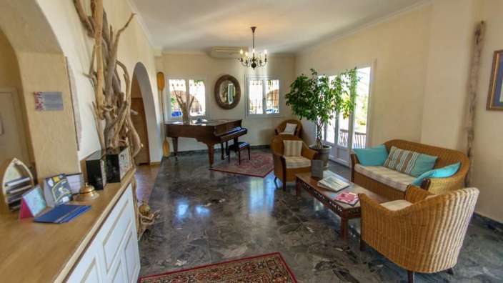 Ein Wohnzimmer mit einem Klavier und einem Spiegel